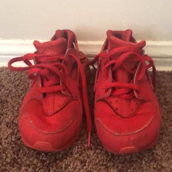 all red huarache shoes